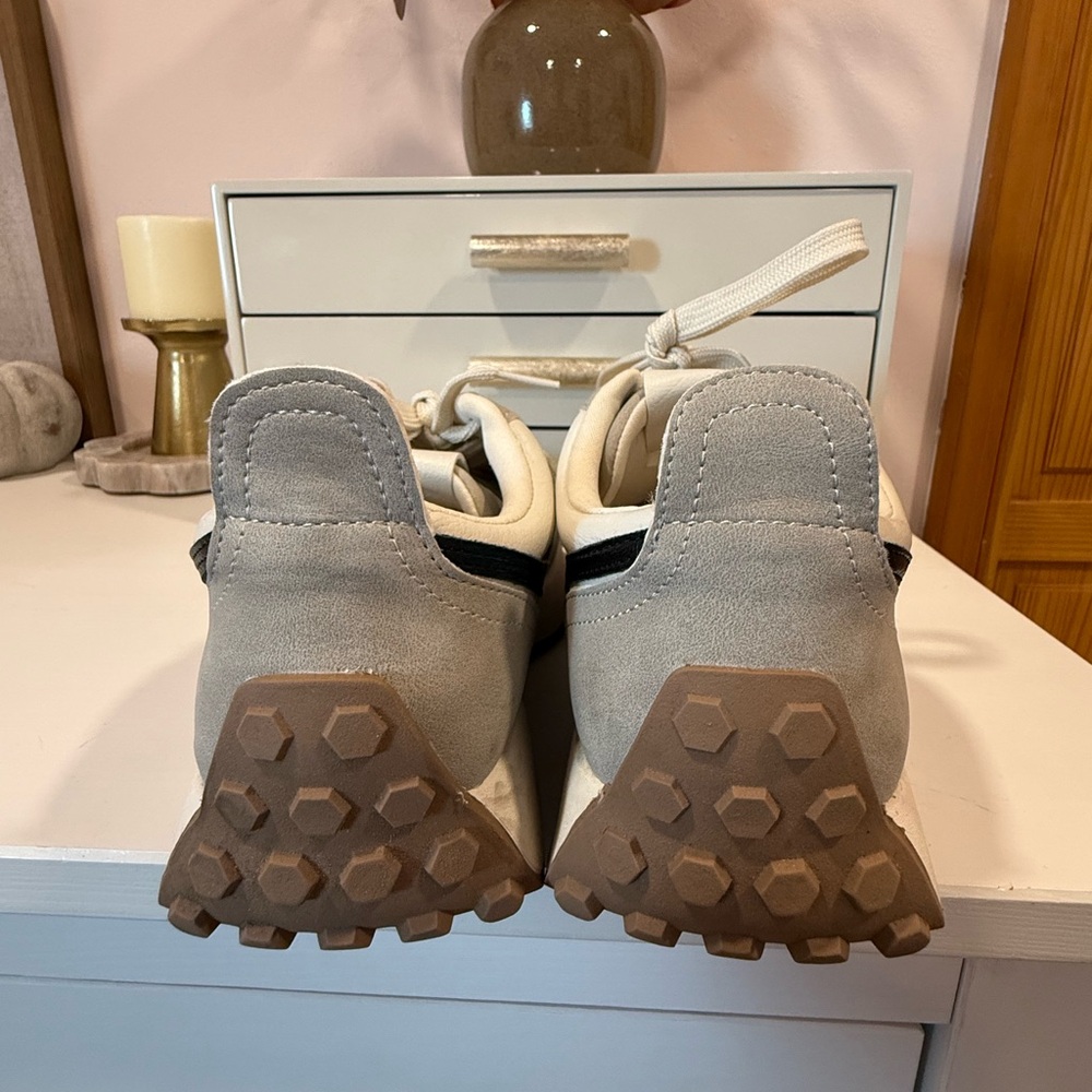Dolce Vita Bynx Lace-Up Jogger Sneakers - Picture 6 of 7